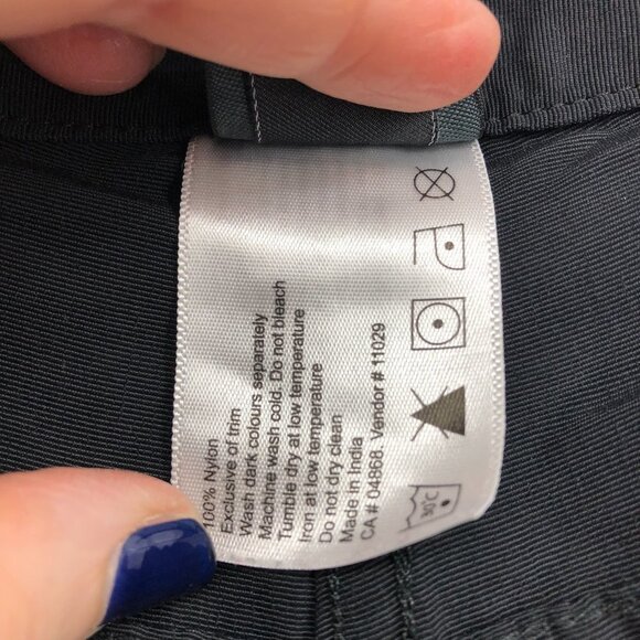 MEC Convertible Black Hiking pants zipper removable bottoms size 10 - Picture 9 of 14